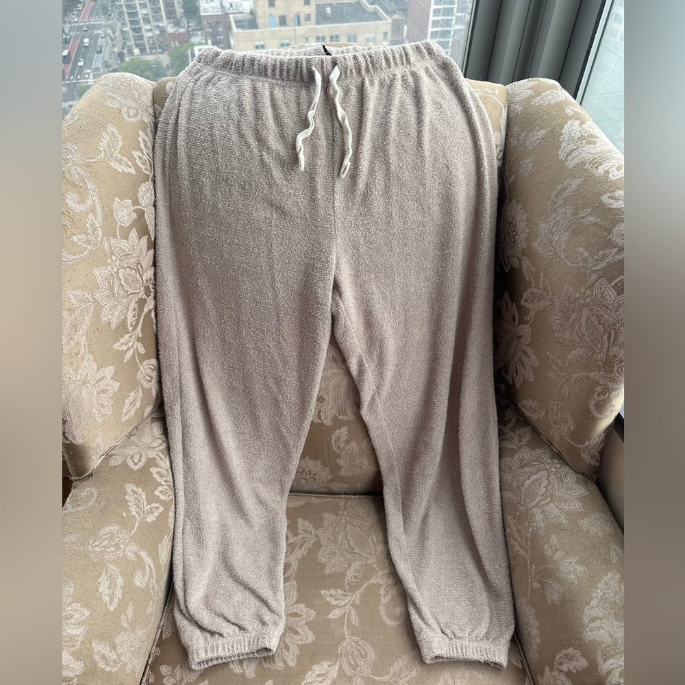 OBSESSED with these thin, super comfy sweatpants